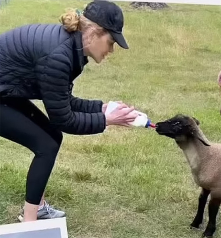 Ünlü oyuncunun bir çiftliği var, çiftliğinde minik kuzuları bile var: Kendi elleriyle besledi