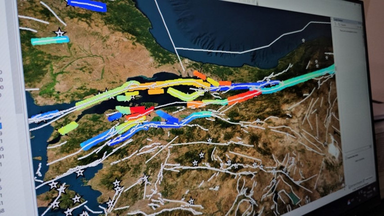 İstanbuldaki tehlikeyi gözler önüne seren harita Uzman ekip yazılımla tespit etti: İşte 7 ve üzeri deprem üretebilecek faylar