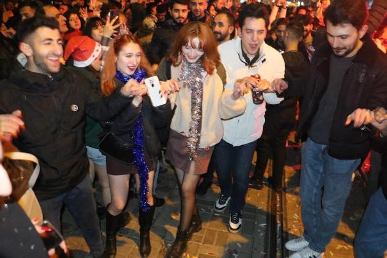 Türkiye yeni yıla coşkuyla girdi