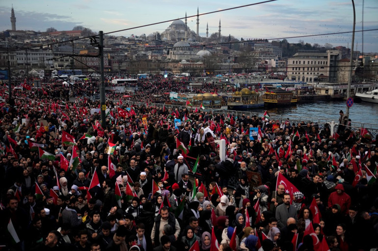 Gazze ve şehitler için büyük yürüyüş Binlerce kişi akın etti