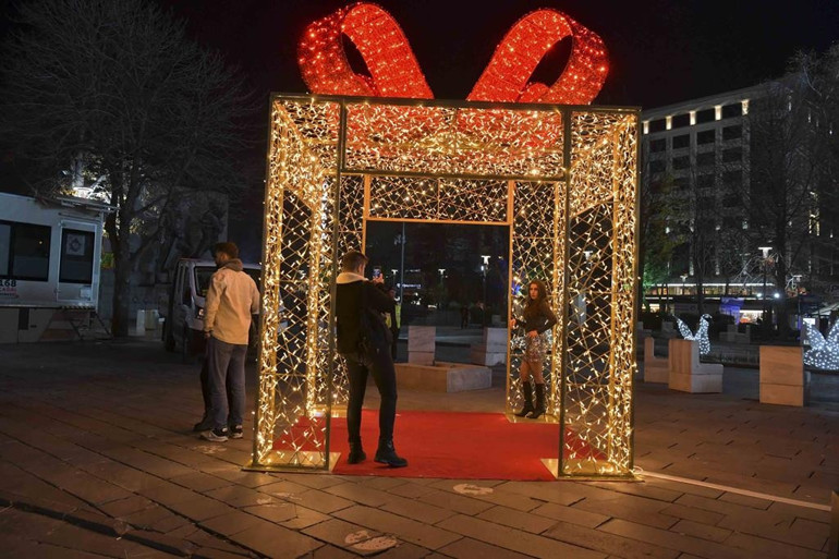 Bir yanda gerçek diğer yanda sanal