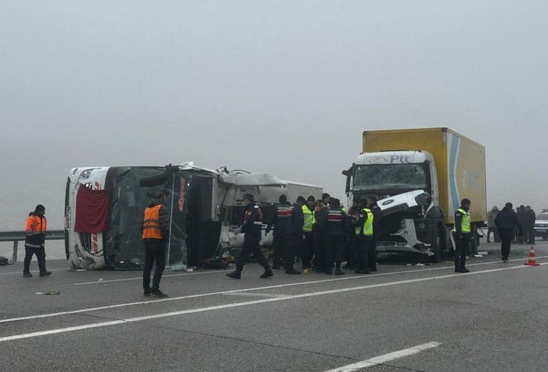 Malatya-Kayseri yolunda feci kaza 4 can kaybı, 31 yaralı