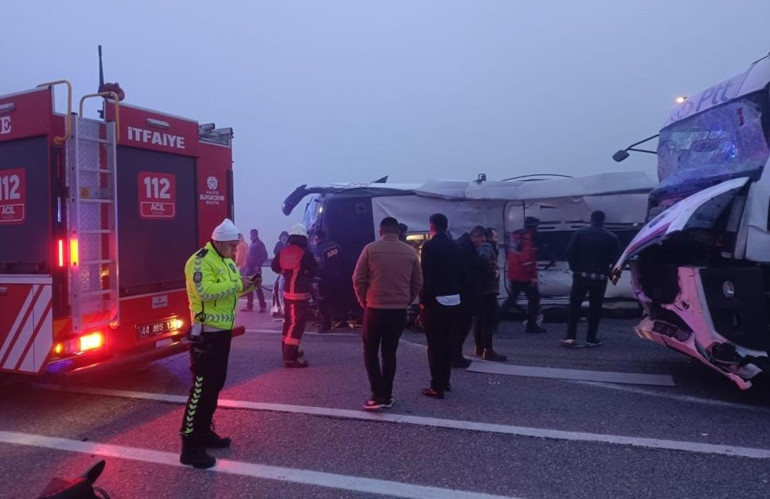 Malatya-Kayseri yolunda feci kaza 4 can kaybı, 31 yaralı