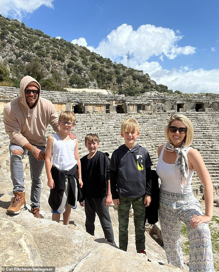 Çuvalla para kazanıyor ama bir evi bile yok… Ünlü oyuncu ailesiyle birlikte göçebe hayatı yaşıyor