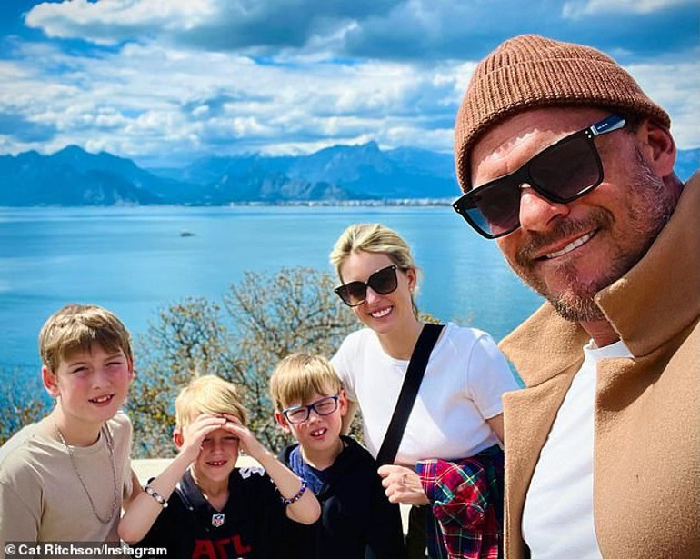 Çuvalla para kazanıyor ama bir evi bile yok… Ünlü oyuncu ailesiyle birlikte göçebe hayatı yaşıyor