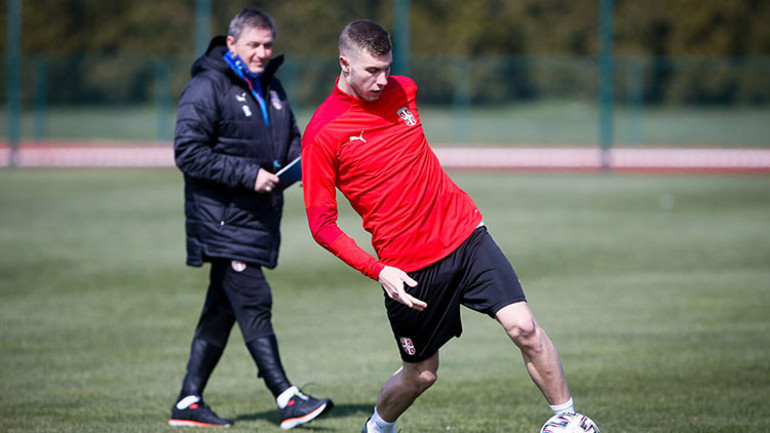 Fenerbahçe, savunma hattındaki problemi Dusan Tadicin milli takımdan arkadaşıyla çözüyor Sürpriz ortaya çıktı...