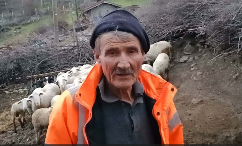 Balıkesirde kamera görüntülerini izleyince dehşete düştüler Komşusu ağıla girip koyunlara işkence yaptı