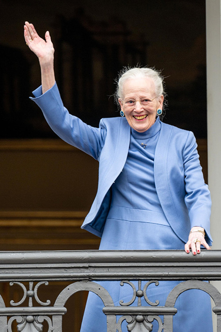 Anne yüreği oğluna kıyamadı... Oğlunun mutluluğu için kendini feda etti: Haydi Charles, sıra sende.. Biz de genç kraliçe görelim