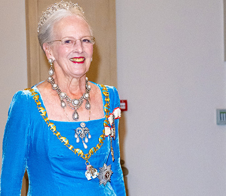 Anne yüreği oğluna kıyamadı... Oğlunun mutluluğu için kendini feda etti: Haydi Charles, sıra sende.. Biz de genç kraliçe görelim