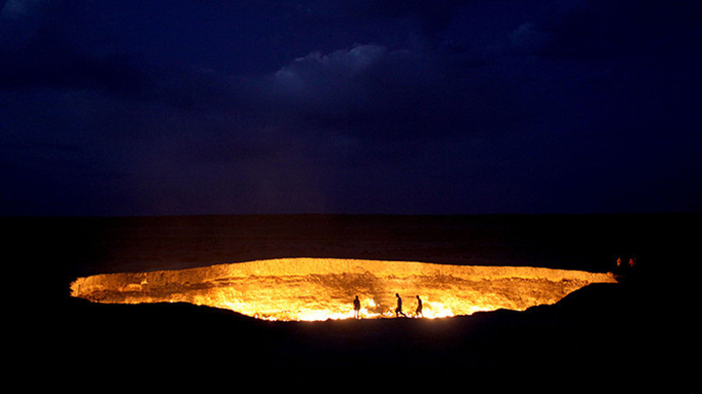 Oraya Cehennem Kapısı deniyor, nasıl oluştuğu kesin olarak açıklanamıyor Kraterin içi tahmin ettiğimden çok daha korkutucu, sıcak ve büyüktü