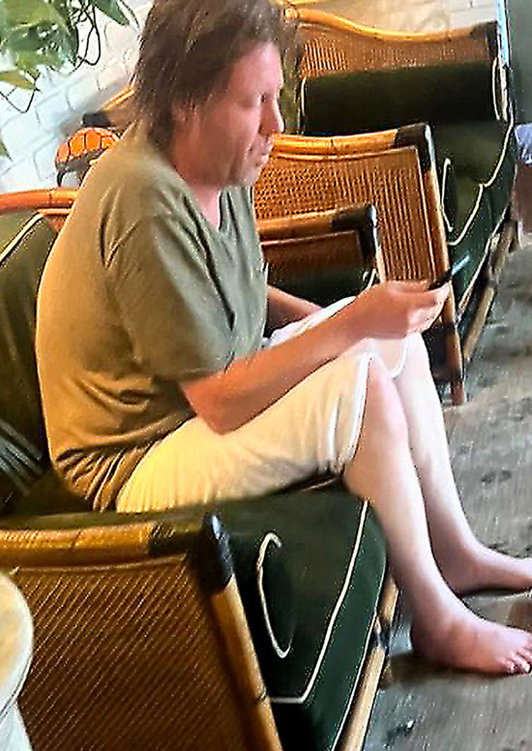 Ünlü şarkıcı geliniyle girdiği savaşı kaybetti… Oğlu onu değil karısını seçti