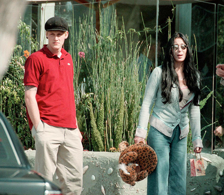 Ünlü şarkıcı geliniyle girdiği savaşı kaybetti… Oğlu onu değil karısını seçti