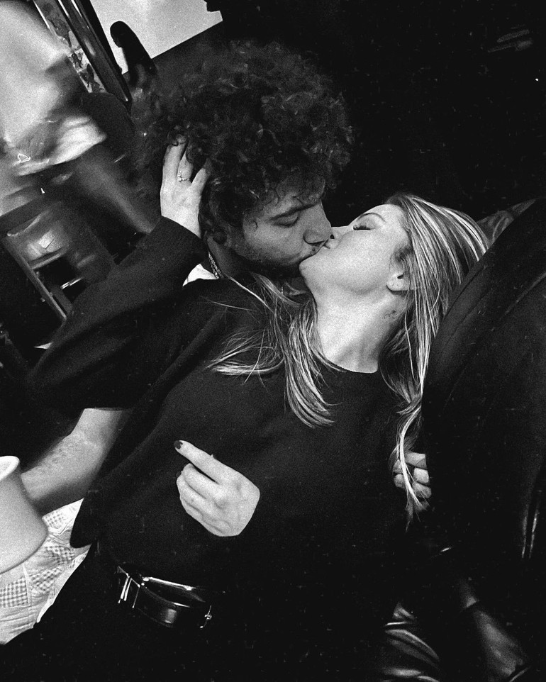 Aşıklar el ele ortaya çıktı... Bütün gece kulağına aşk sözleri fısıldadı…