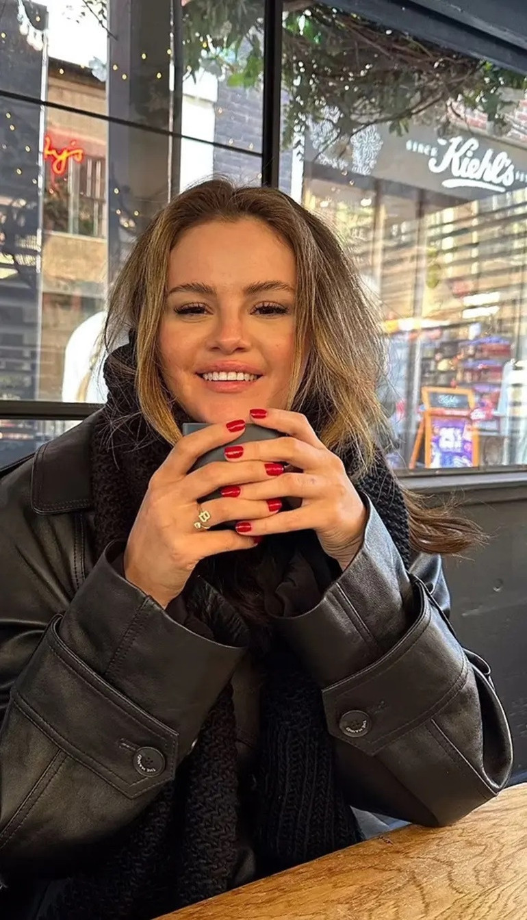 Aşıklar el ele ortaya çıktı... Bütün gece kulağına aşk sözleri fısıldadı…