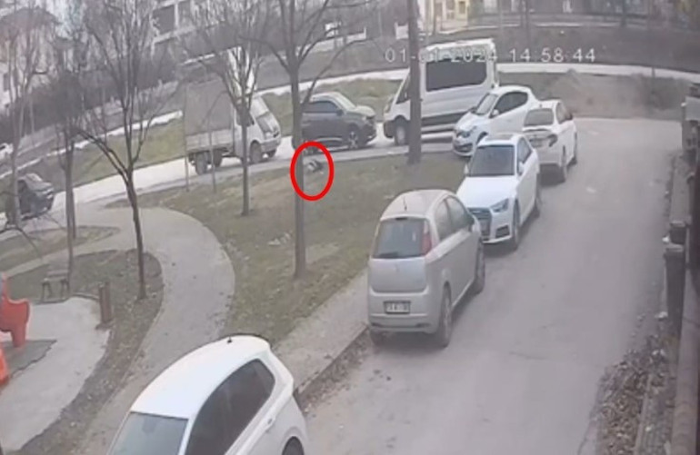 Saklambaç oynayan çocuk ölümden döndü Sürücü kaçtı... O anlar kamerada