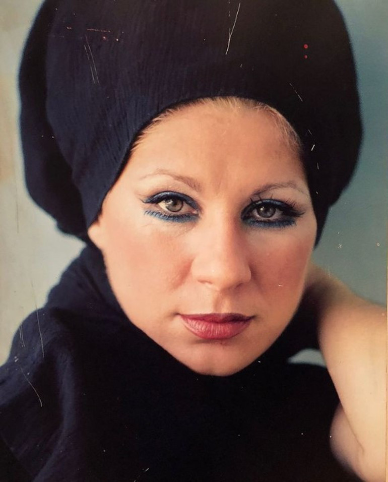 Ayla Alganın acı haberi sanat dünyasını yasa boğdu... Dostları baş sağlığı mesajları yayınladılar: Dizlerinde yatarak çektim ilk sahnelerimi...