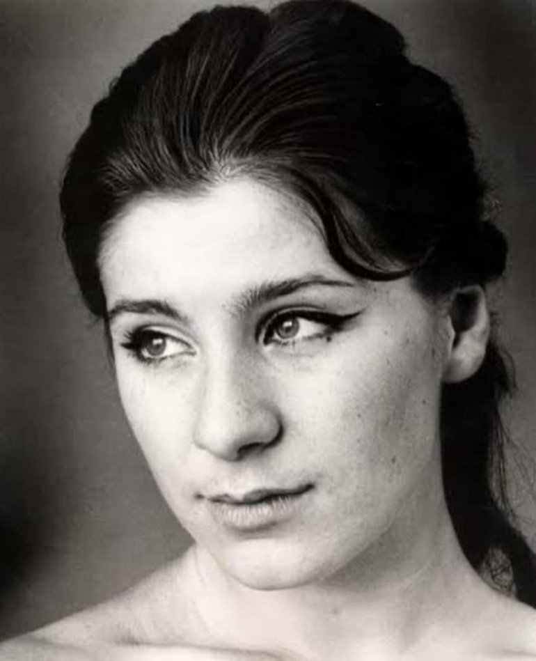 Ayla Alganın acı haberi sanat dünyasını yasa boğdu... Dostları baş sağlığı mesajları yayınladılar: Dizlerinde yatarak çektim ilk sahnelerimi...