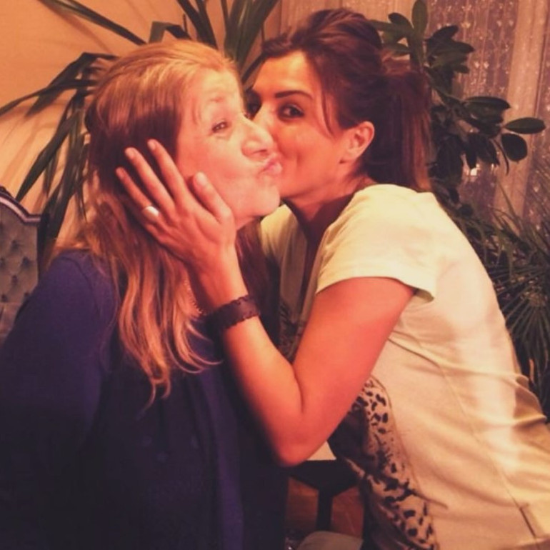 Ayla Alganın acı haberi sanat dünyasını yasa boğdu... Dostları baş sağlığı mesajları yayınladılar: Dizlerinde yatarak çektim ilk sahnelerimi...