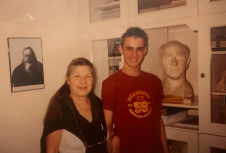 Ayla Alganın acı haberi sanat dünyasını yasa boğdu... Dostları baş sağlığı mesajları yayınladılar: Dizlerinde yatarak çektim ilk sahnelerimi...