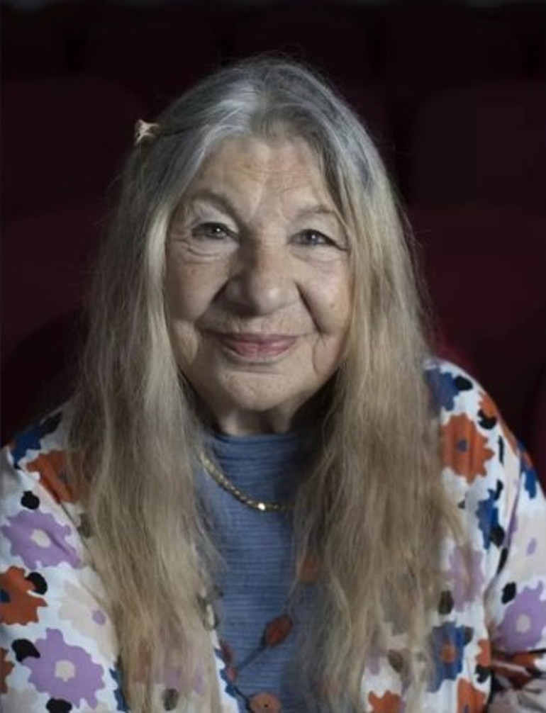 Ayla Alganın acı haberi sanat dünyasını yasa boğdu... Dostları baş sağlığı mesajları yayınladılar: Dizlerinde yatarak çektim ilk sahnelerimi...