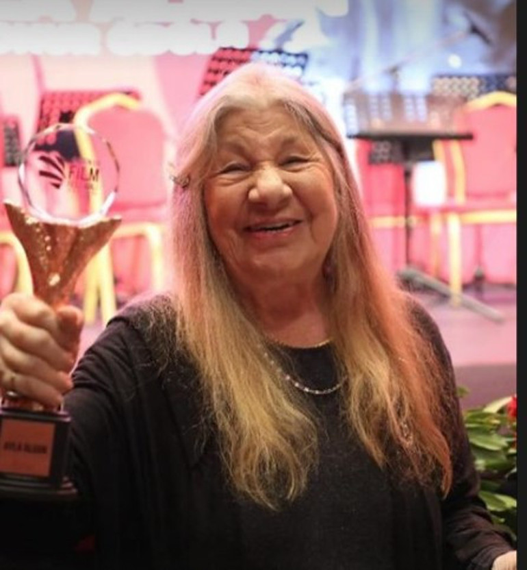 Ayla Alganın acı haberi sanat dünyasını yasa boğdu... Dostları baş sağlığı mesajları yayınladılar: Dizlerinde yatarak çektim ilk sahnelerimi...