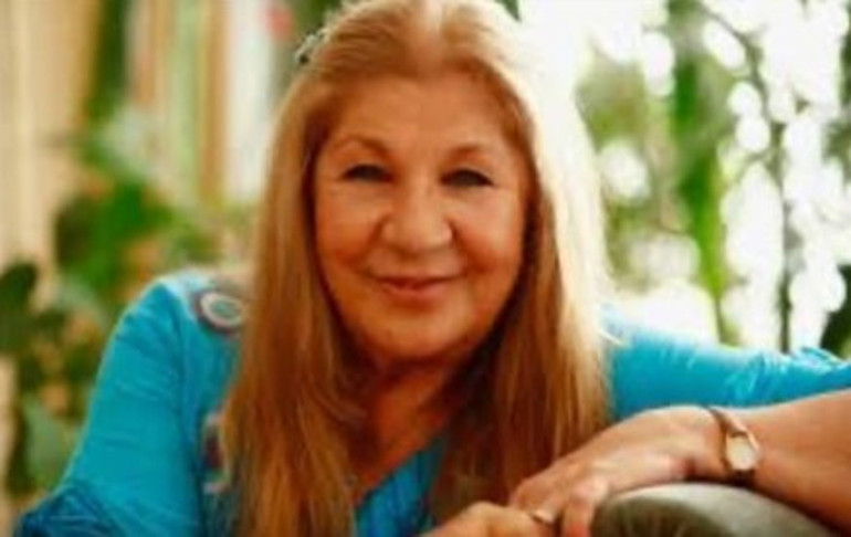 Ayla Alganın acı haberi sanat dünyasını yasa boğdu... Dostları baş sağlığı mesajları yayınladılar: Dizlerinde yatarak çektim ilk sahnelerimi...