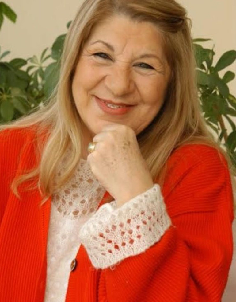 Ayla Alganın acı haberi sanat dünyasını yasa boğdu... Dostları baş sağlığı mesajları yayınladılar: Dizlerinde yatarak çektim ilk sahnelerimi...