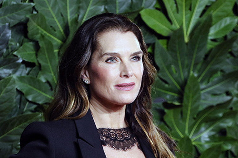 Bir zamanlar kadın güzelliğinin simgesiydi... Herkesin kaderinden o da kaçamadı... Kirpikleri bile yaşlandı