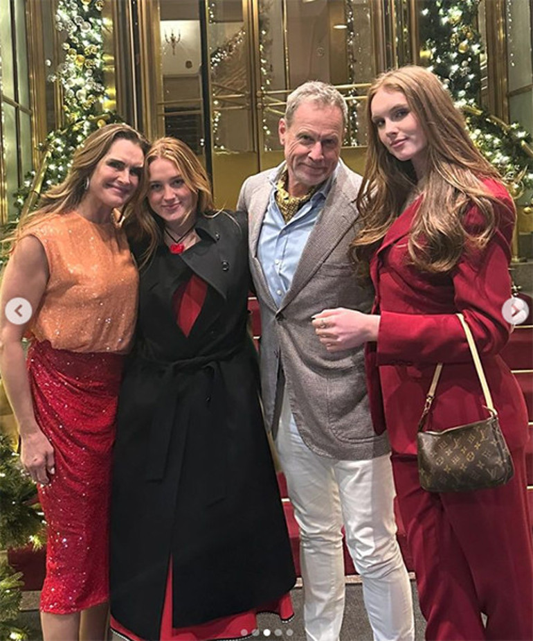 Bir zamanlar kadın güzelliğinin simgesiydi... Herkesin kaderinden o da kaçamadı... Kirpikleri bile yaşlandı