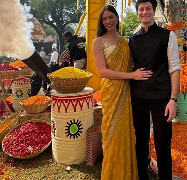 Uzak ülkede romantik kaçamak... Kayınvalideye inat aşk öpücüğü