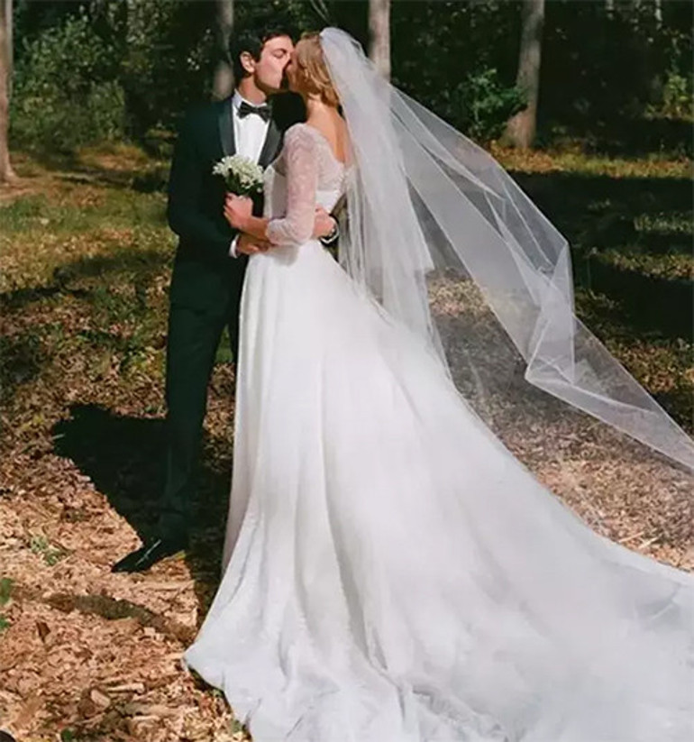 Uzak ülkede romantik kaçamak... Kayınvalideye inat aşk öpücüğü