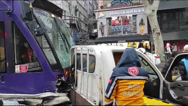 İstanbulda ray hattına giren kamyonete tramvay çarptı: 1 yaralı