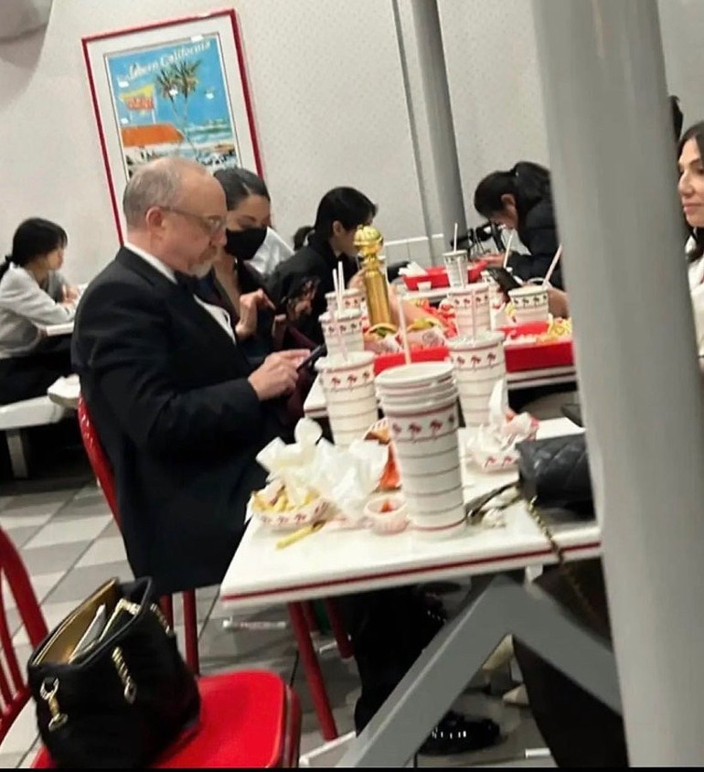 Sosyal medya bu anları konuşuyor… Büyük ödülü kaptı, kutlama için soluğu hamburgercide aldı