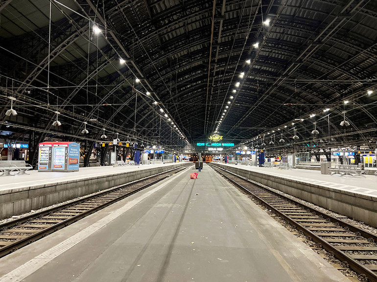 Grev başladı, istasyonlar sessizliğe büründü