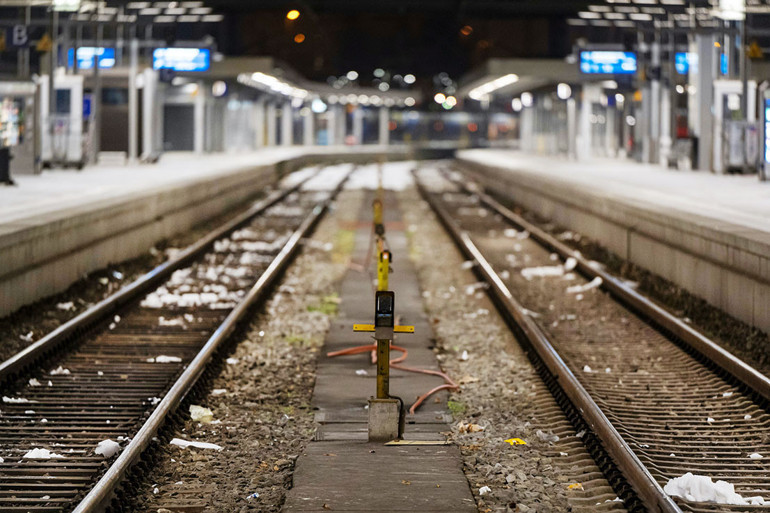 Grev başladı, istasyonlar sessizliğe büründü