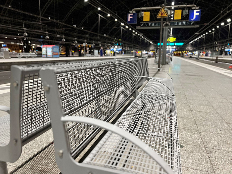 Grev başladı, istasyonlar sessizliğe büründü