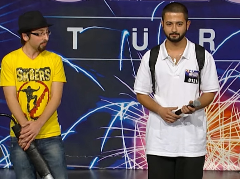 O da şansını yetenek yarışmasında denemiş... Şimdi konserden konsere koşuyor