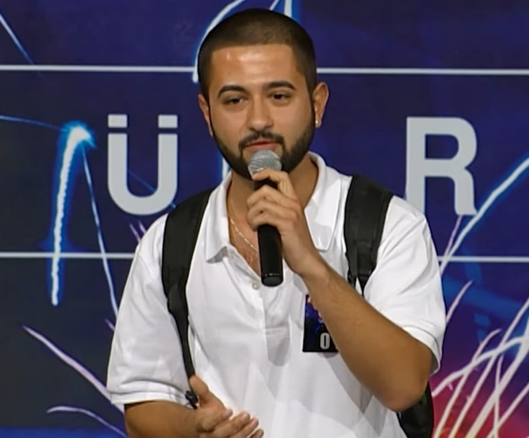 O da şansını yetenek yarışmasında denemiş... Şimdi konserden konsere koşuyor