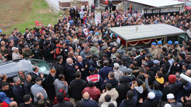 Şehitlere acı veda... Gözyaşları sel oldu: Şehitler son yolculuğuna uğurlanıyor