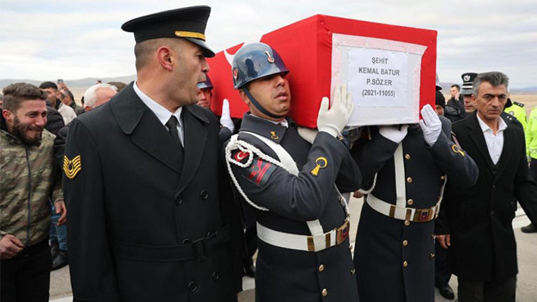 Şehitlere acı veda... Gözyaşları sel oldu: Şehitler son yolculuğuna uğurlanıyor