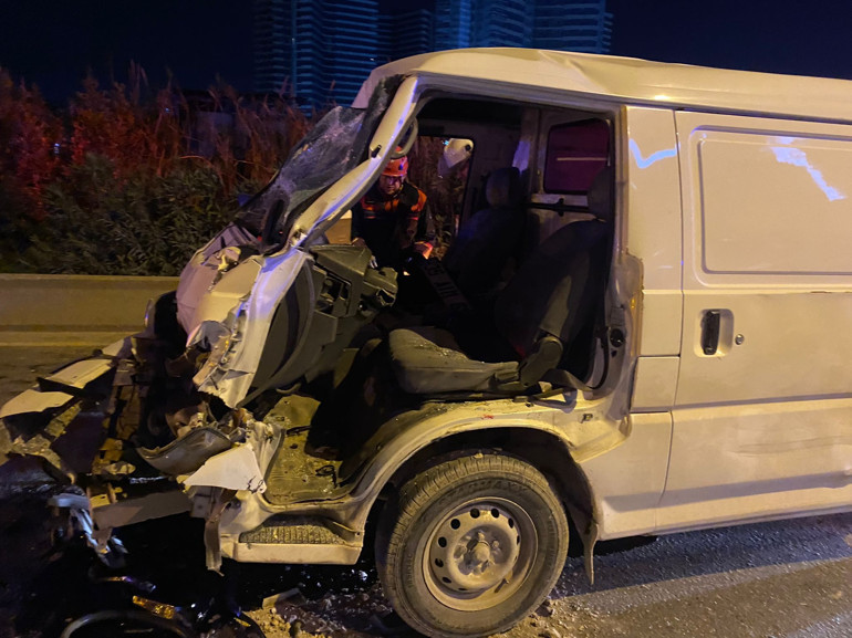 Minibüs yol temizleme aracına çarptı: 1 ağır yaralı