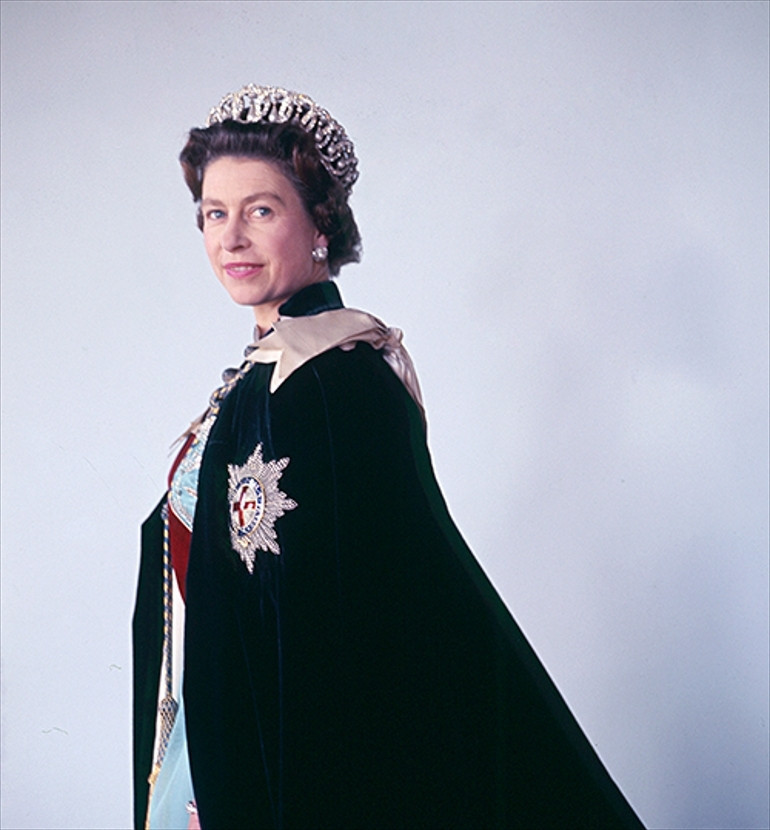 Kraliçe Elizabeth son nefesini verirken yanında Charles değil o vardı... Ölürken ardında iki önemli mektup bıraktı...