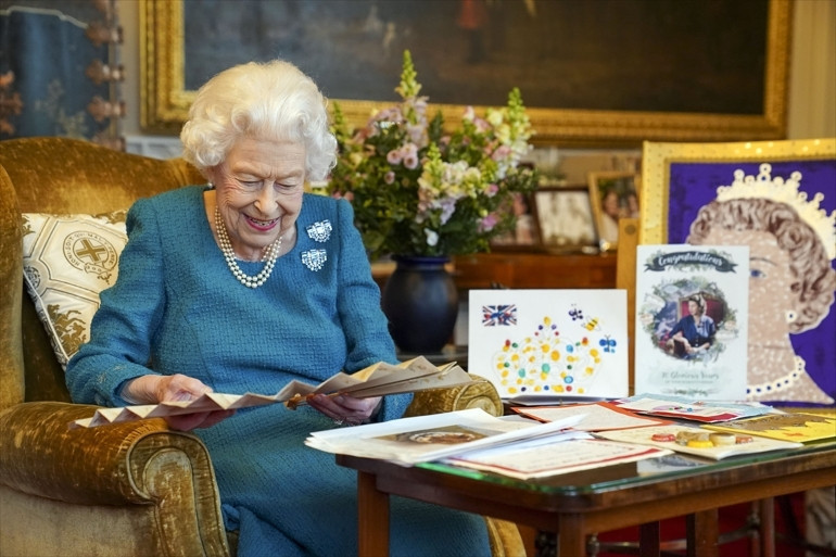 Kraliçe Elizabeth son nefesini verirken yanında Charles değil o vardı... Ölürken ardında iki önemli mektup bıraktı...
