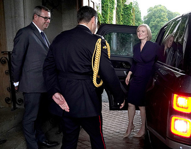 Kraliçe Elizabeth son nefesini verirken yanında Charles değil o vardı... Ölürken ardında iki önemli mektup bıraktı...