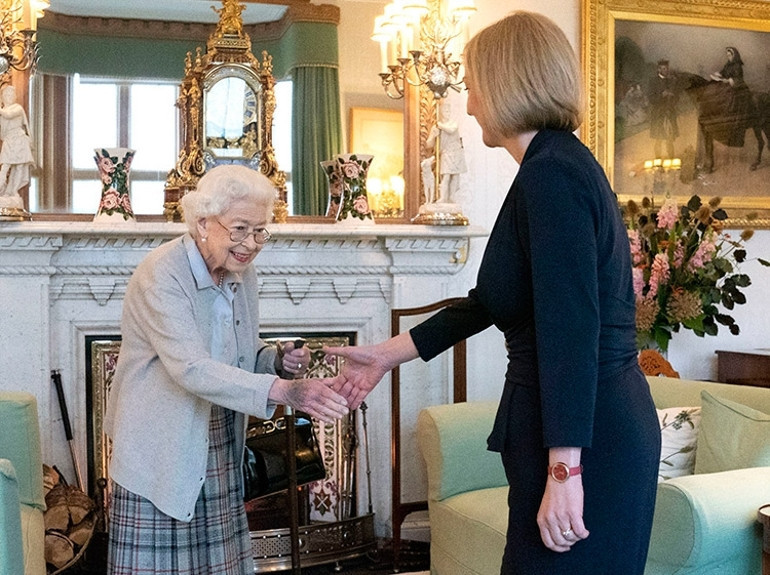 Kraliçe Elizabeth son nefesini verirken yanında Charles değil o vardı... Ölürken ardında iki önemli mektup bıraktı...