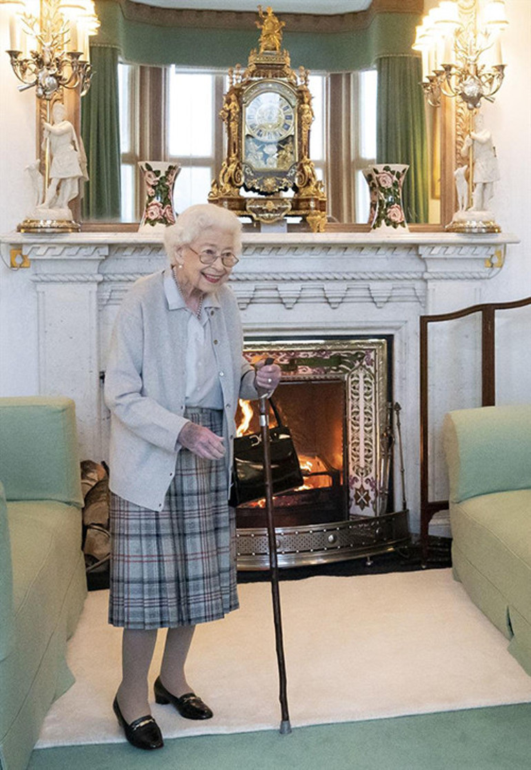 Kraliçe Elizabeth son nefesini verirken yanında Charles değil o vardı... Ölürken ardında iki önemli mektup bıraktı...