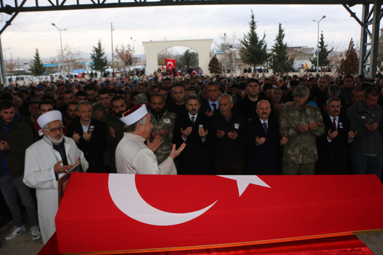 Türkiye kahramanlarını uğurladı... Pençe-Kilit şehitlerine acı veda