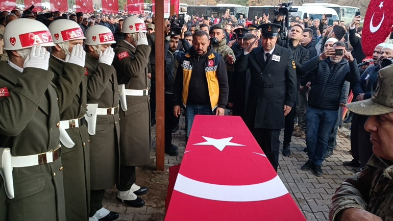 Türkiye kahramanlarını uğurladı... Pençe-Kilit şehitlerine acı veda