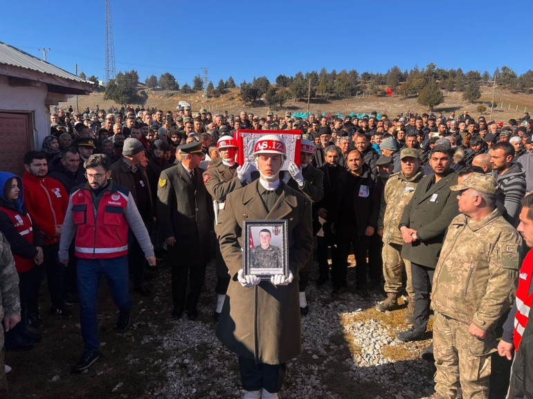 Türkiye kahramanlarını uğurladı... Pençe-Kilit şehitlerine acı veda