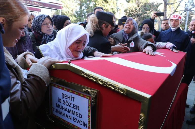 Türkiye kahramanlarını uğurladı... Pençe-Kilit şehitlerine acı veda